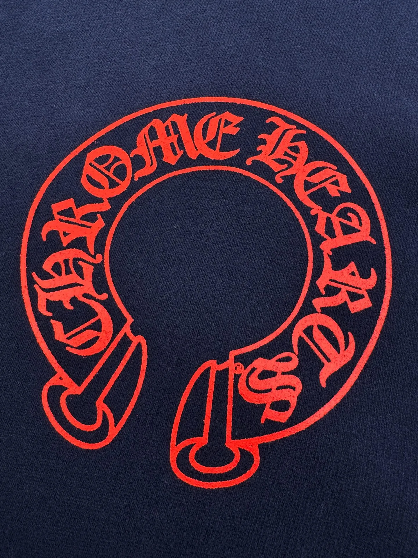 P410 Chrome Hearts Horseshoe flower hooded sweatshirt, Australian velvet satin technical cotton, excellent texture, comfortable and close to the skin, a touch of midnight navy dip dyeing, low-key elegance, three forms of realistic red horseshoe flowers, like the trend of flame ink, naturally smudged on the rice paper, controlling the visual focus, from concrete totem to abstract light spots, whispering that I am the rock oracle of the rules, a rebellious ceremony about wearing and performing, process 1: using glue printing, the printing has been modified by the film screen three times. Use glue liquid paint to print patterns on the fabric and bake the fabric to fix the printed pattern. Process 2: The fabrics are washed and have a better hand feel. Not easy to deform, not easy to shrink, not easy to fade, and maintain long-term beauty. Accessories: Customized 1:1 CH eyelet. Customized 1:1 CH trademark. Version: Loose version. Size: S M L XL. Style number: 25383.